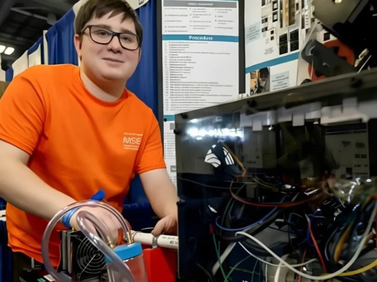 Joven inventor gana 75.000 dólares por máquina que recicla plástico para impresoras 3D